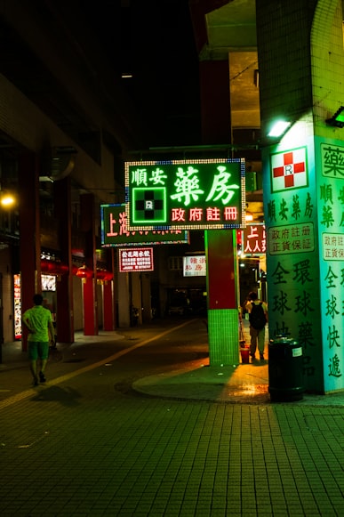 二、影响EMS费用的因素